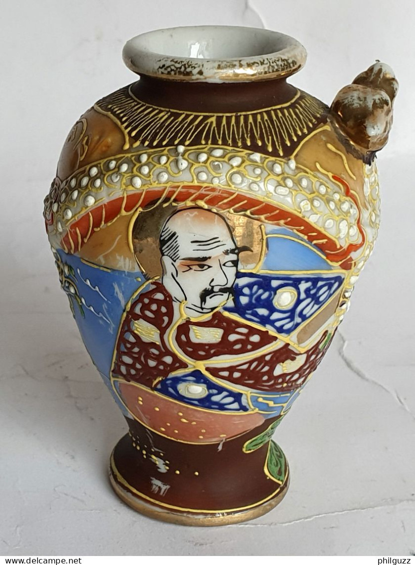 PETIT VASE CHINOIS EN PORCELAINE 1950 GEISCHA ET GUERRIER - Vasi