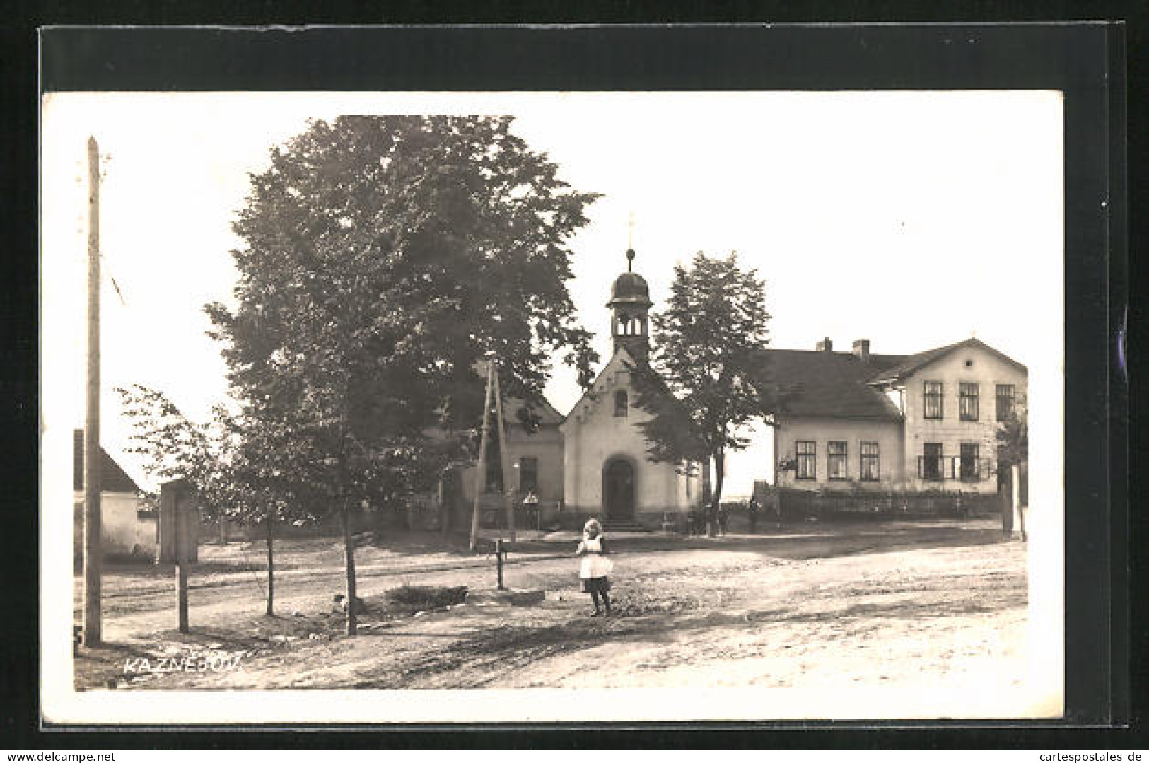 Foto-AK Kaznejov, Strassenpartie Mit Kirche Und Mädchen  - Czech Republic