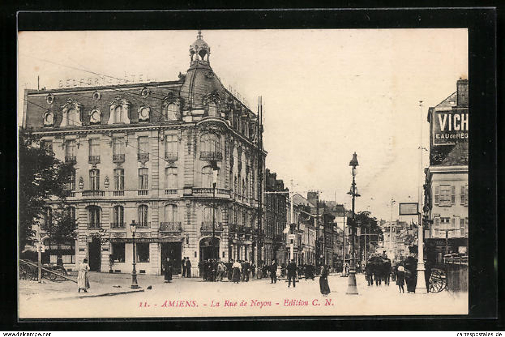 CPA Amiens, La Rue De Noyon, Vue De La Rue  - Amiens