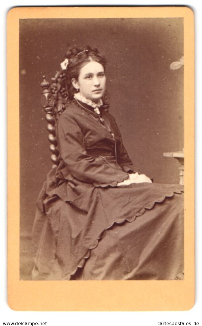 Fotografie J. Huck & Co., Bad Ems, Junge Frau Ketty Thiel Im Dunklen Kleid Mit Blume Im Haar, 1870  - Personnes Anonymes