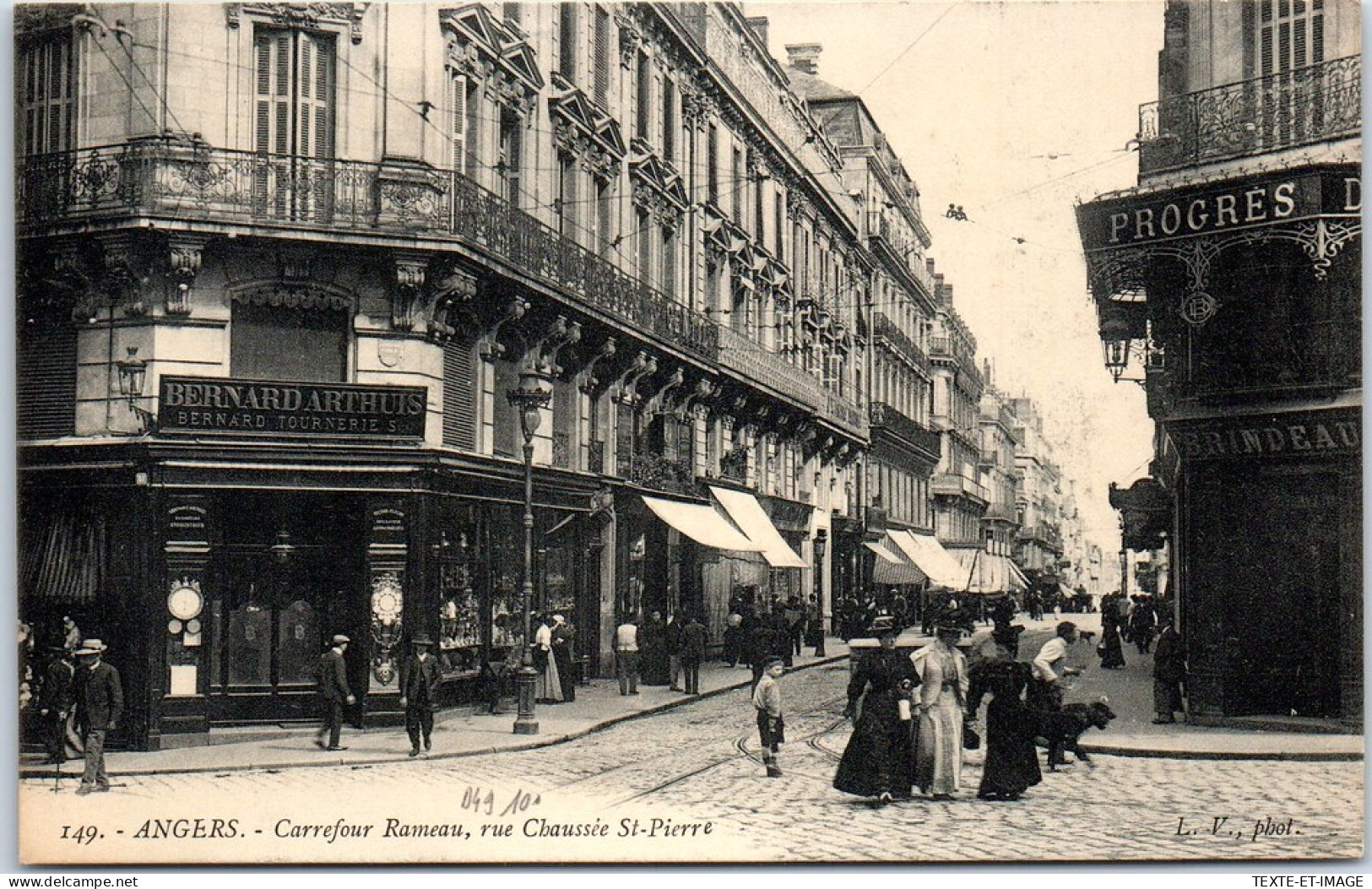 49 ANGERS - Le Carrefour Rameau Et Rue Chaussee Saint Pierre. - Angers