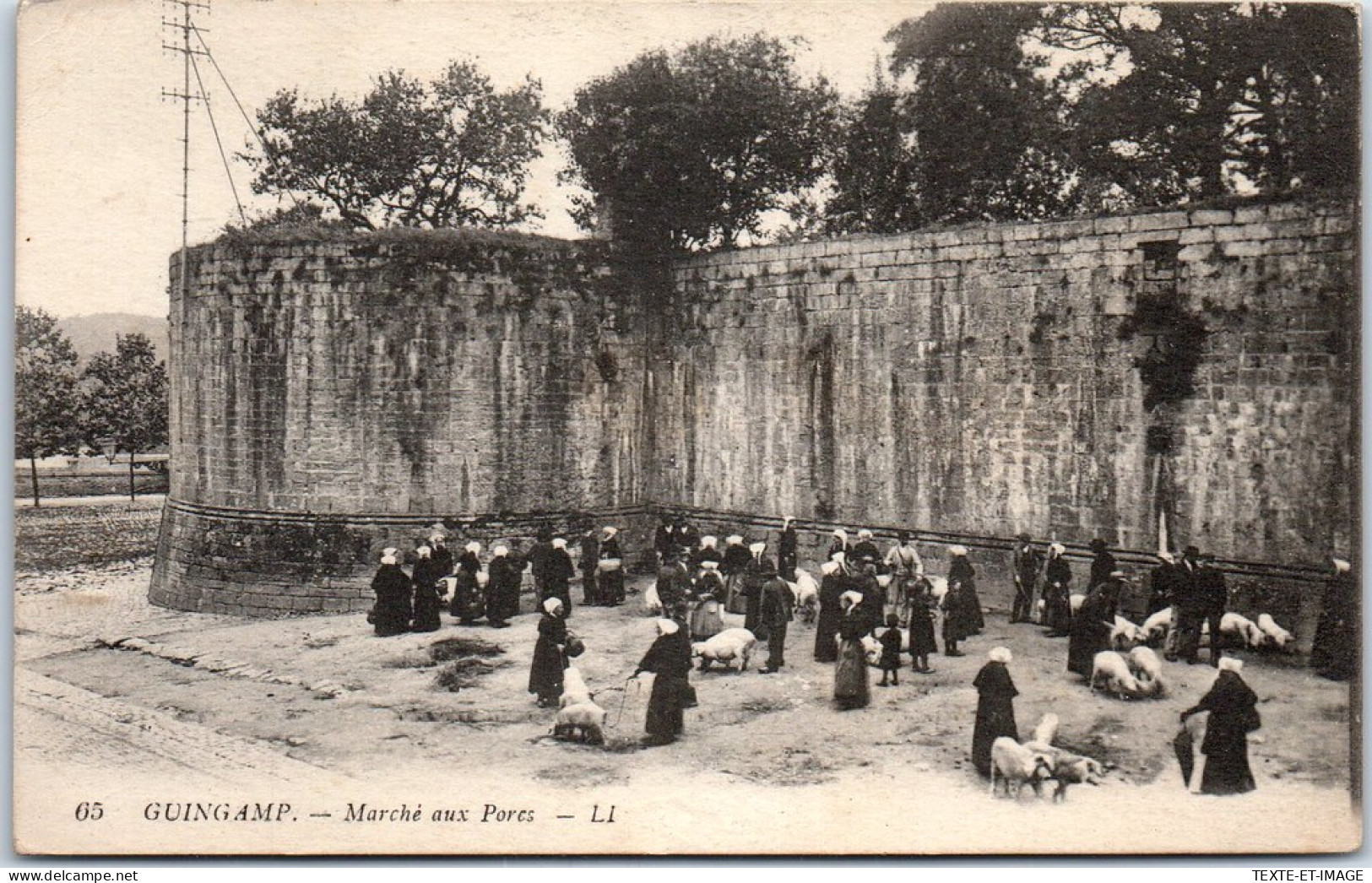 22 GUINGAMP - Le Marche Aux Porcs Au Pied Des Remparts  - Guingamp