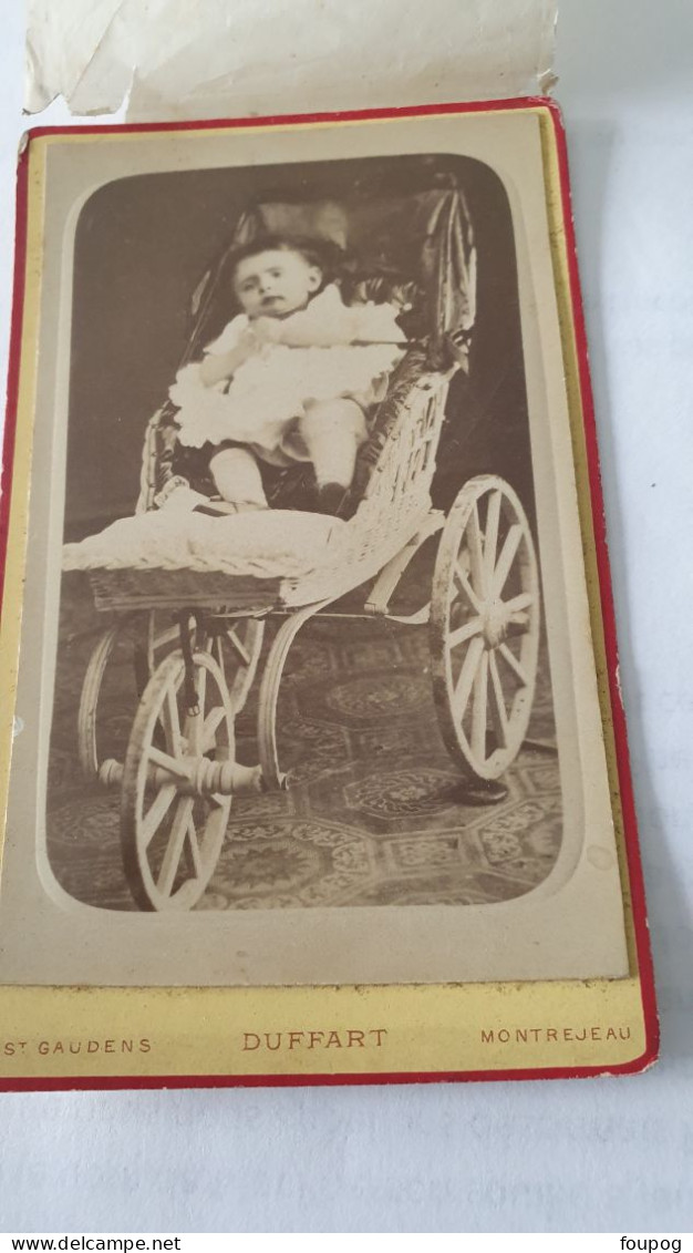 PHOTO CDV BEBE DANS POUSSETTE   -  PHOTOGRAPHE DUFFART SAINT GAUDENS MONTREJEAU V° 10.5X6.5 CM - Anciennes (Av. 1900)