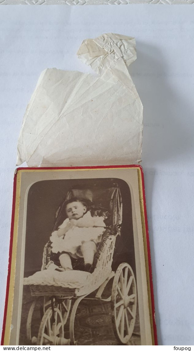 PHOTO CDV BEBE DANS POUSSETTE   -  PHOTOGRAPHE DUFFART SAINT GAUDENS MONTREJEAU V° 10.5X6.5 CM - Anciennes (Av. 1900)