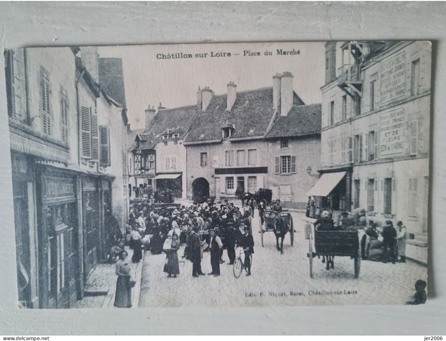 45.LOIRET// Chatilllon Sur Loire.place Du Marché..animée - Chatillon Sur Loire