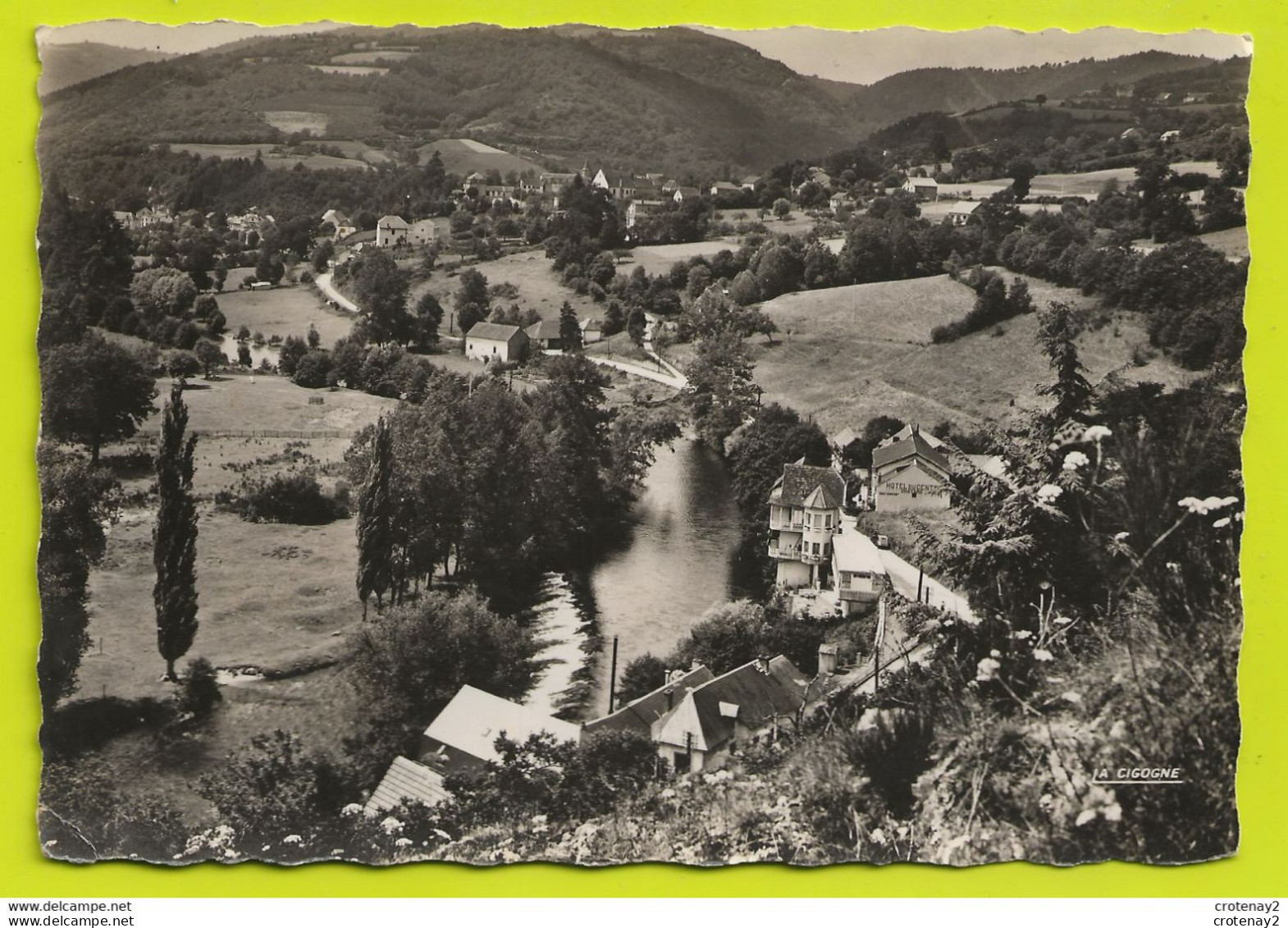 63 CHATEAUNEUF LES BAINS Vers Manzat Vue Générale Vallée De La Sioule En 1962 Hôtel Du Centre CHATARD Citroën 2CV Seule - Manzat