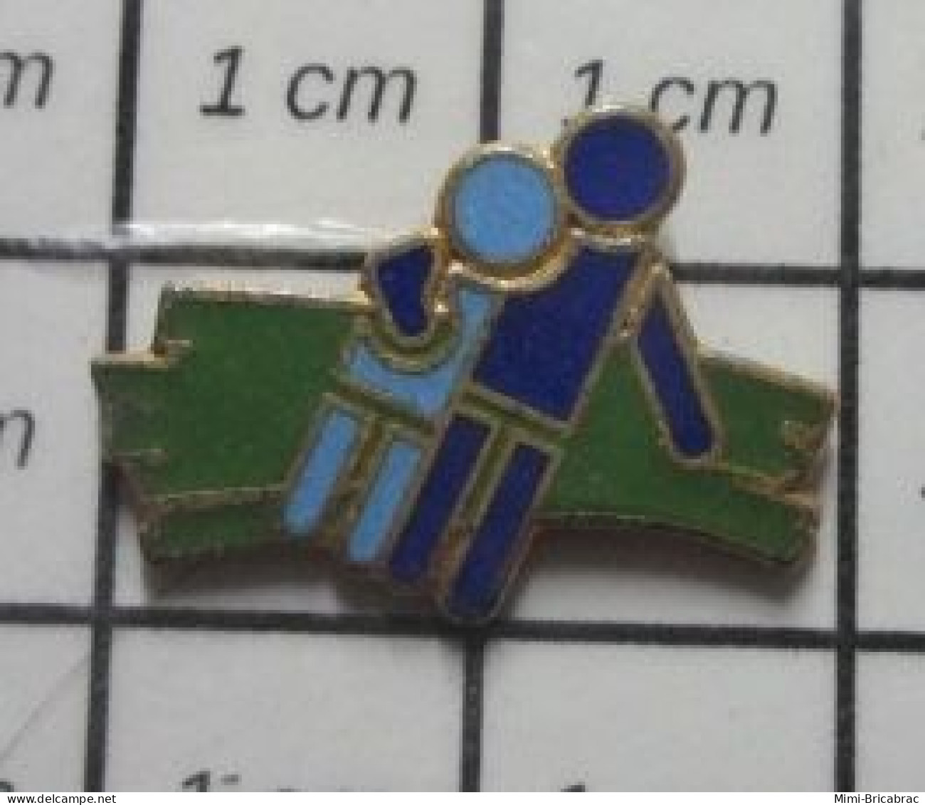 1818B Pin's Pins / Beau Et Rare / AUTRES / COUPLE BLEU Enleve Ta Main , Chéri ! - Autres & Non Classés