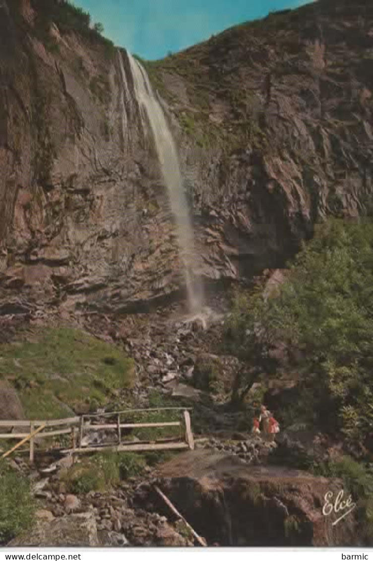 LE MONT DORA, LA GRANDE CASCADE DESCENDANT DES PLATEAUX DE DURBIZE, PERSONNAGES COULEUR REF 16319 - Le Mont Dore