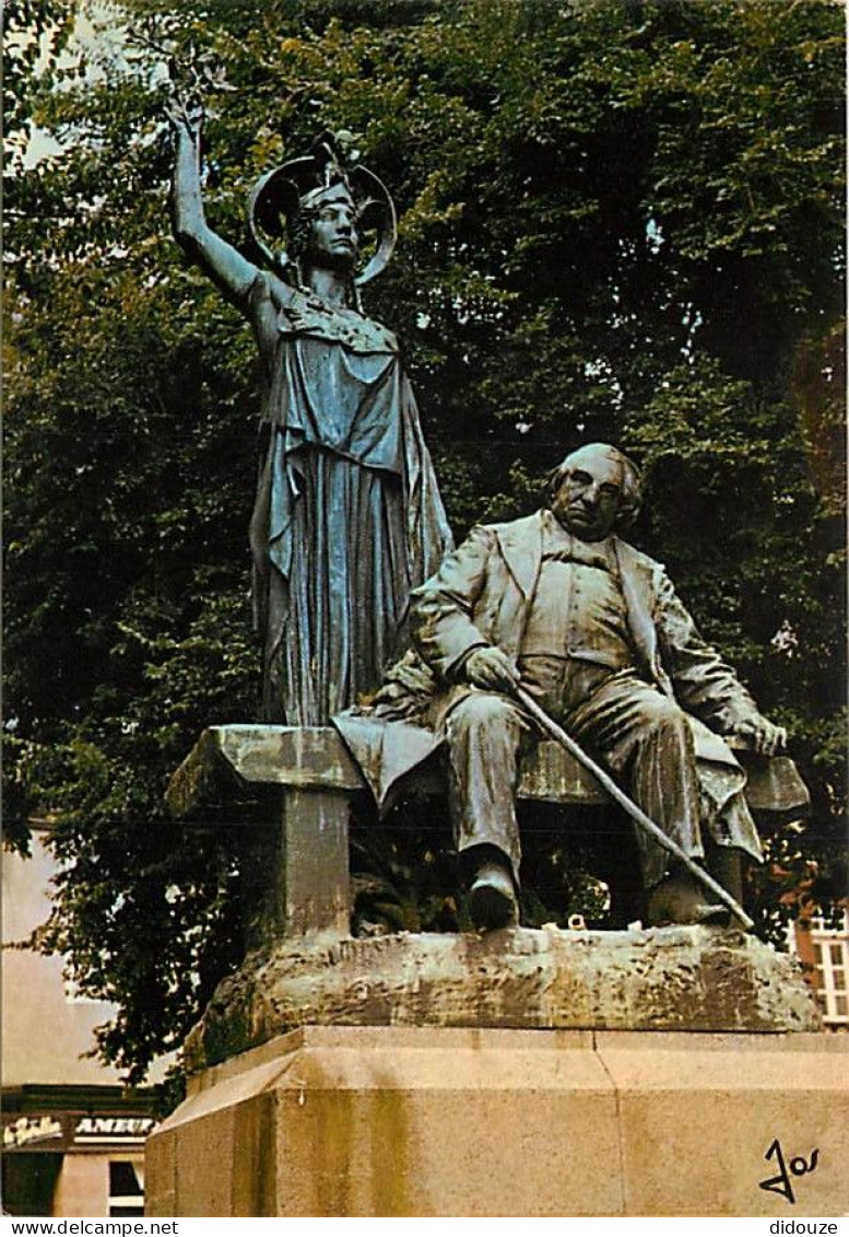 22 - Tréguier - La Place Du Martray - Statue D''Ernest Renan - Carte Neuve - CPM - Voir Scans Recto-Verso - Tréguier