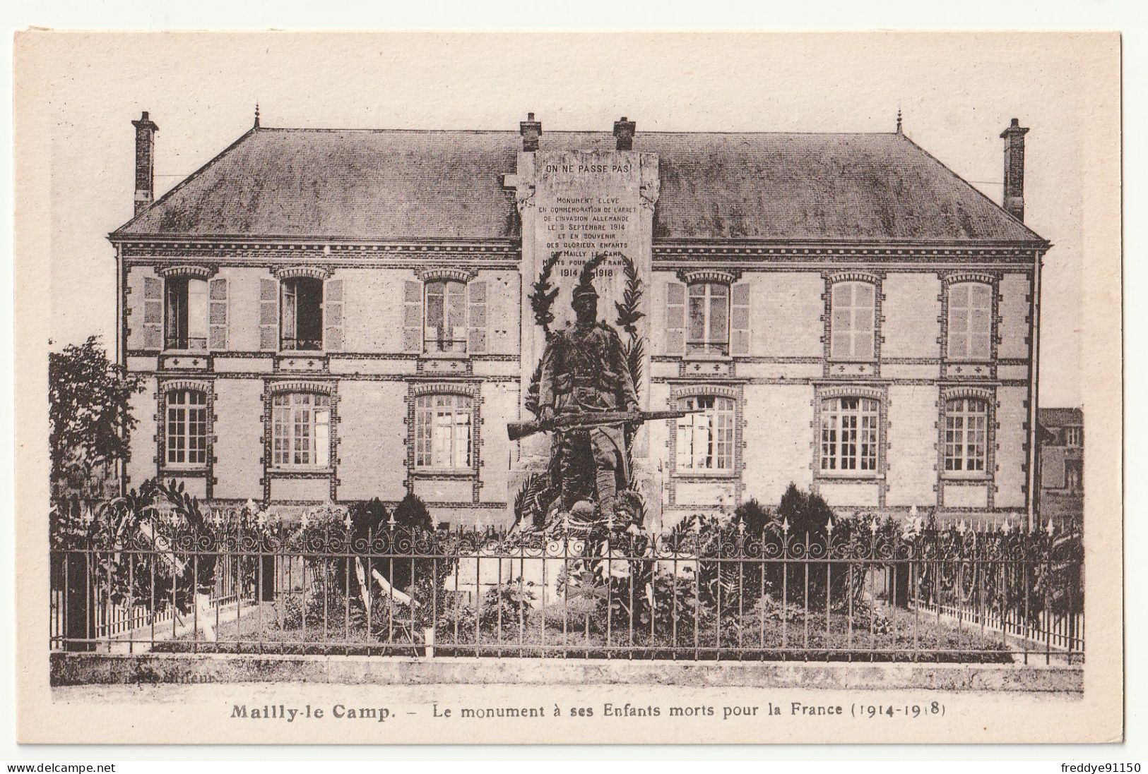 10 . Mailly Le Camp . Camp De Mailly . Le Monument Aux Morts Pour La France . 1914/1918 - War Memorials