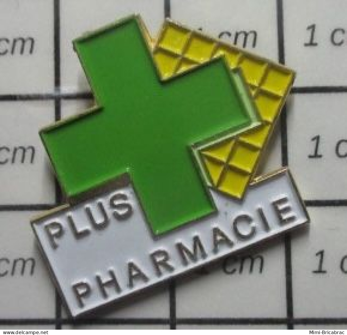 1818b Pin's Pins / Beau Et Rare : MEDICAL / CROIX VERTE PLUS PHARMACIE - Geneeskunde