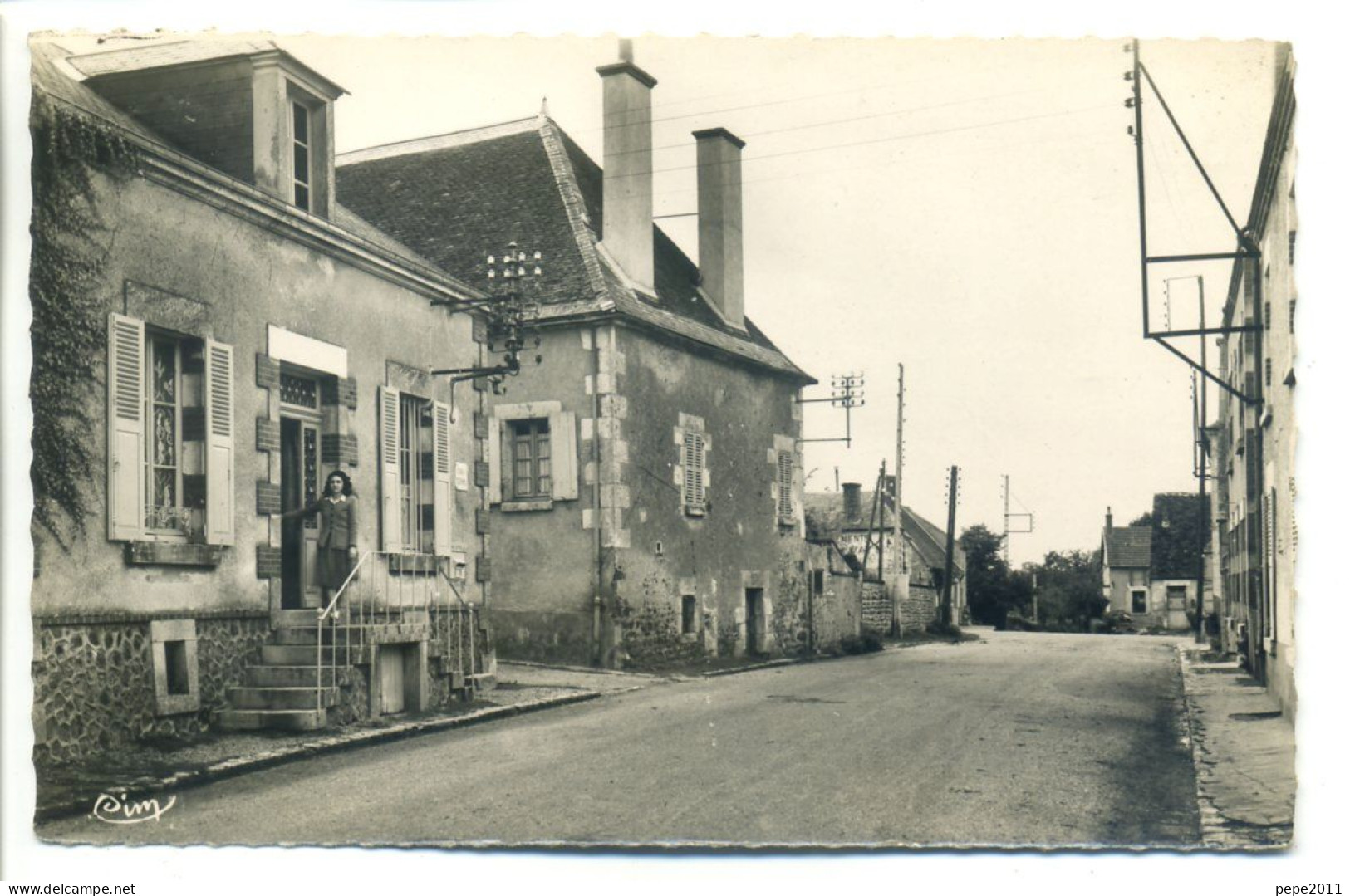 CPA 18 Cher MENETOU RATEL - Rue De La Poste - Peu Commune - Sancerre