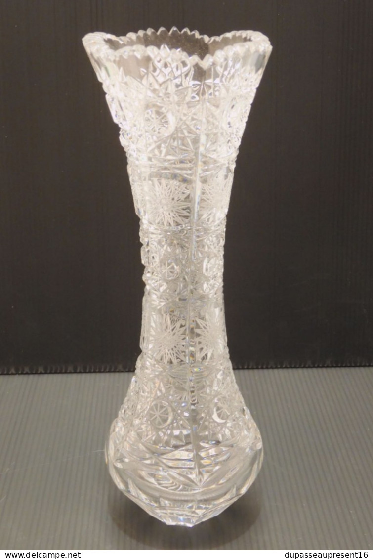 -JOLI ANCIEN VASE CRISTAL De BOHÊME JOLI Décor Taillé étoiles  COLLECTION      E - Vases