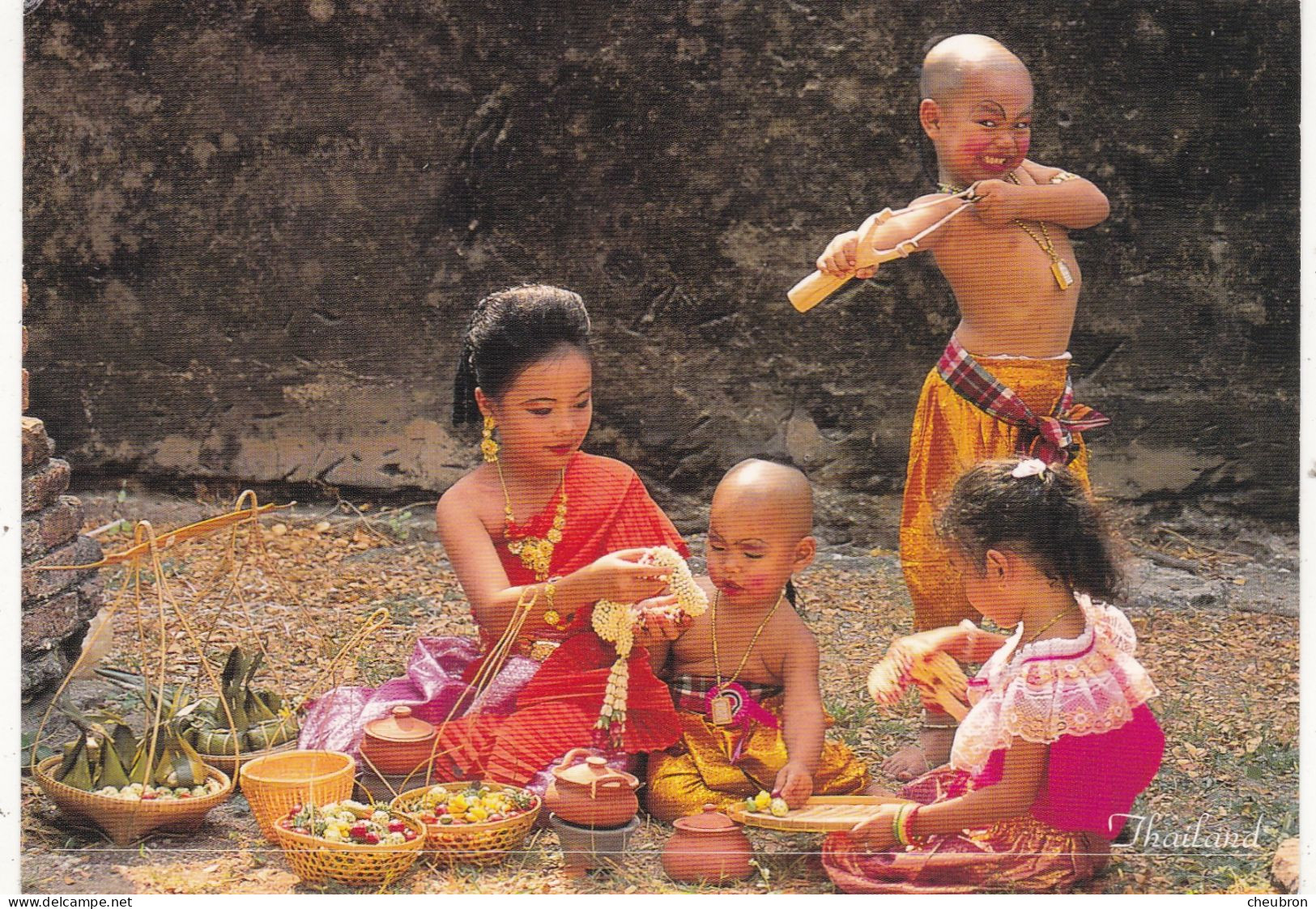 THAILANDE.. BANGKOK (ENVOYE DE). " YOUNG CHILDREN PLAY AND DRESS UP IN THE OLD WAY  ". ANNEE 2004 + TEXTE + TIMBRE - Thailand