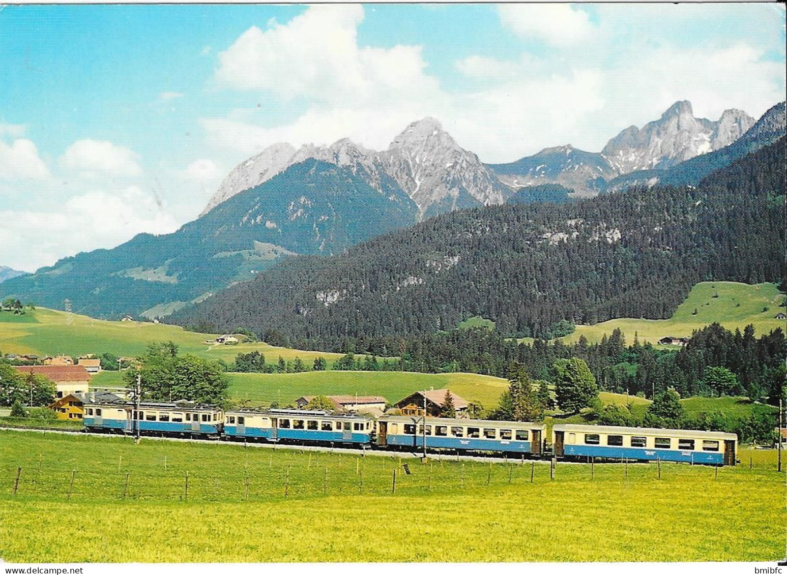 Le Train Montreux-Oberland Bernois Près De Château-d'Oex-Rougement Et Vue Sur La Gummfluh - Treinen