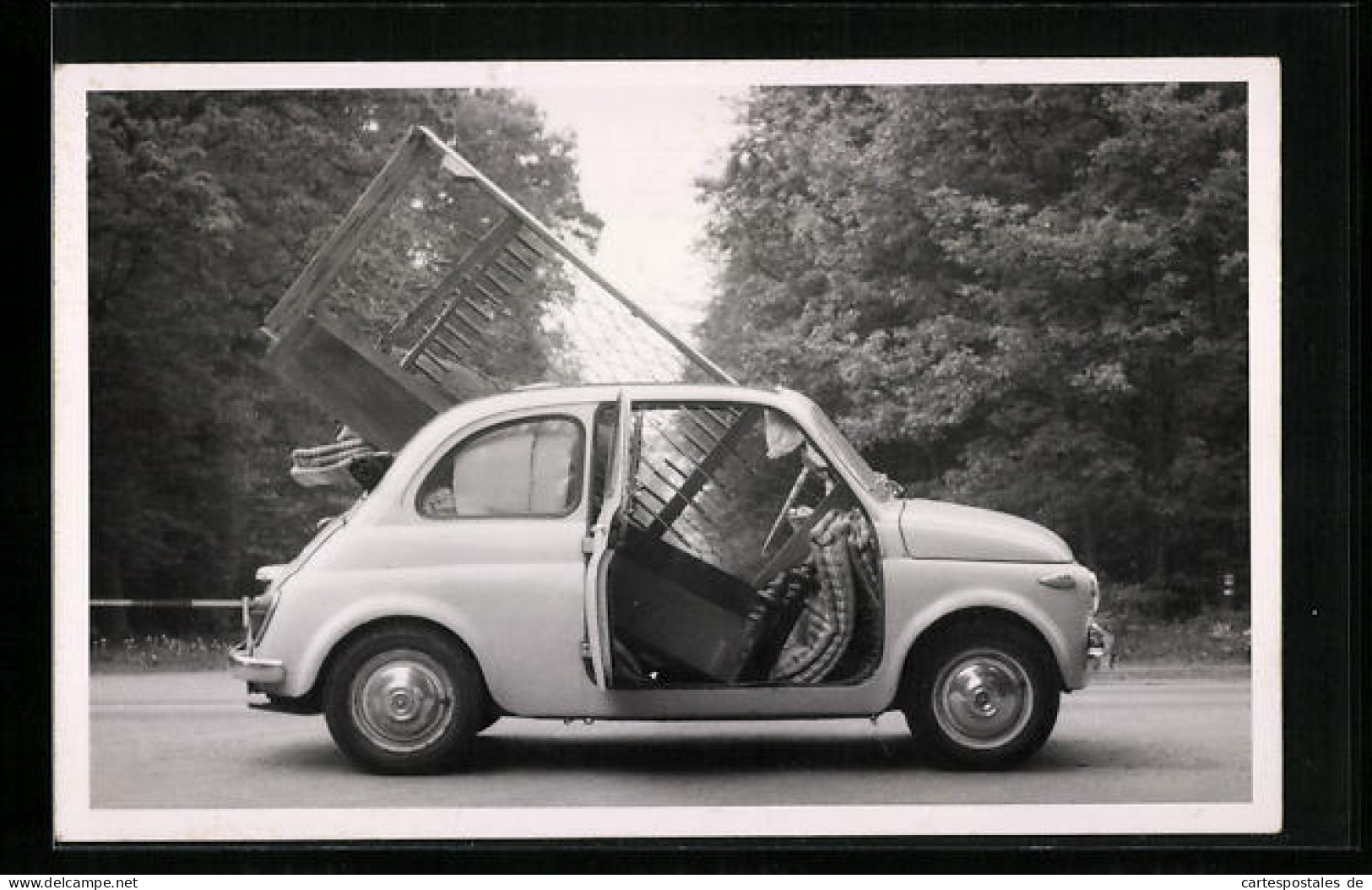 Foto-AK Auto, Fiat 500 Mit Offener Tür Und Beladung  - Voitures De Tourisme