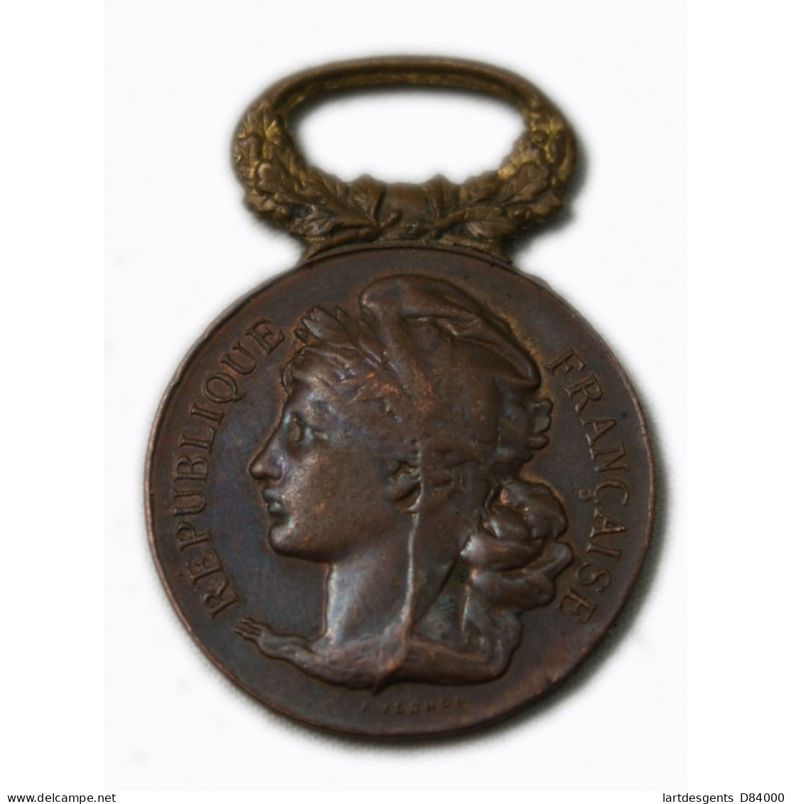 Médaille Société D'encouragement Au Bien Par F.VERNON - Firma's