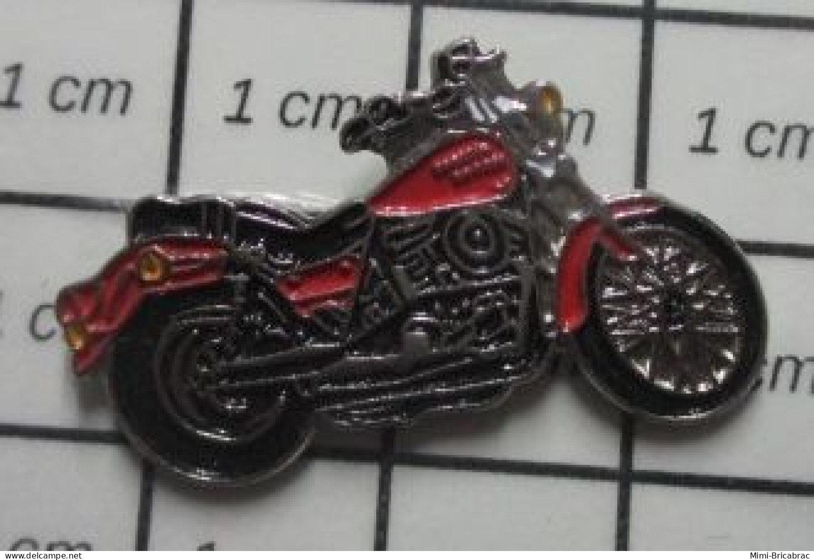 912c  Pin's Pins / Beau Et Rare / MOTOS / GROSSE MOTO ROUTIERE RETRO ROUGE PEUT ETRE HARLEY ? - Motorbikes