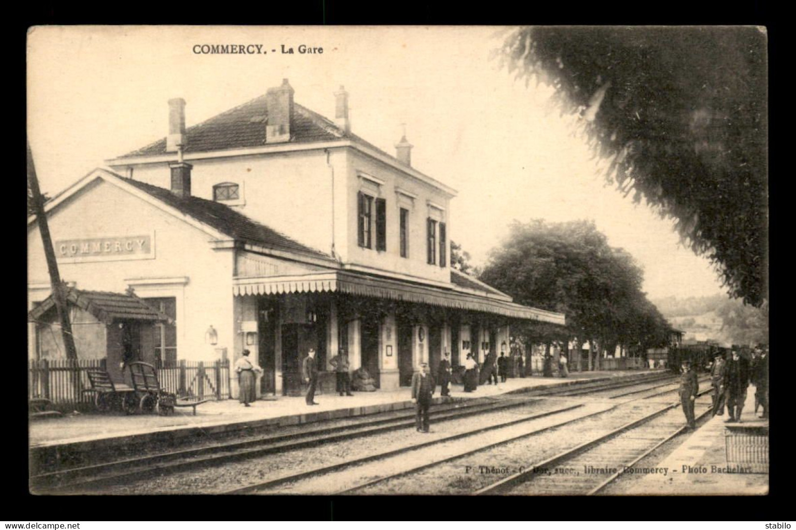 55 - COMMERCY - LES QUAIS DE LA GARE DE CHEMIN DE FER - EDITEUR THENOT - Commercy