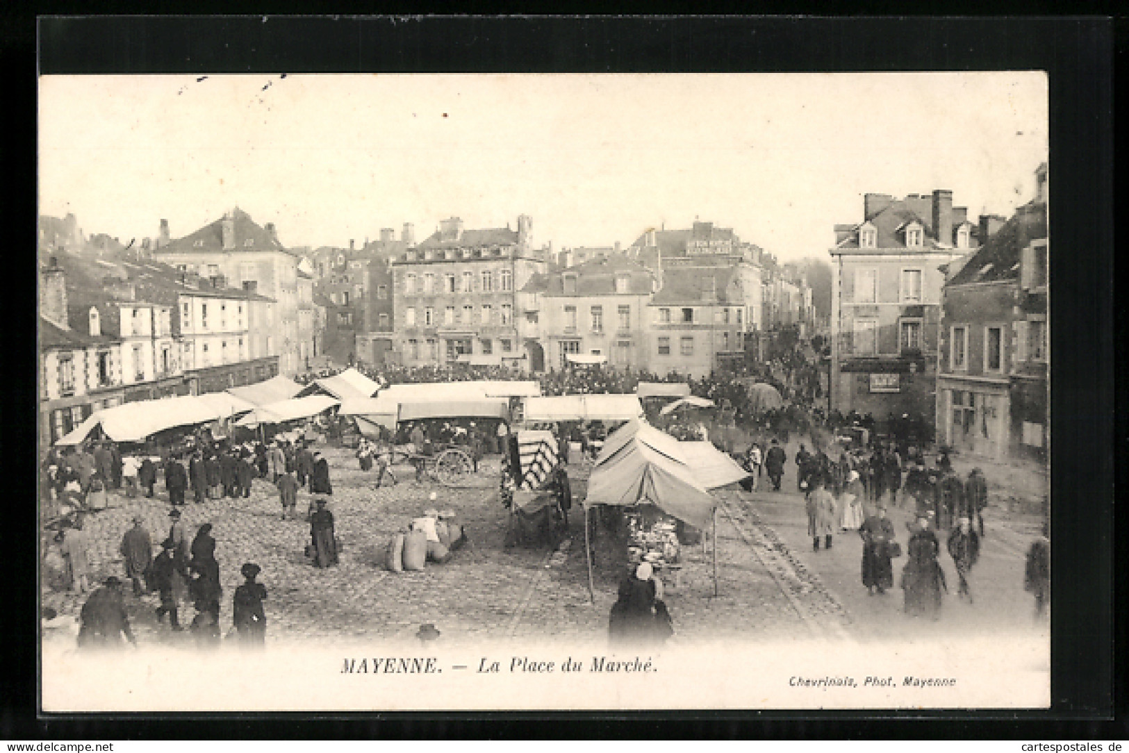 CPA Mayenne, La Place Du Marche  - Mayenne