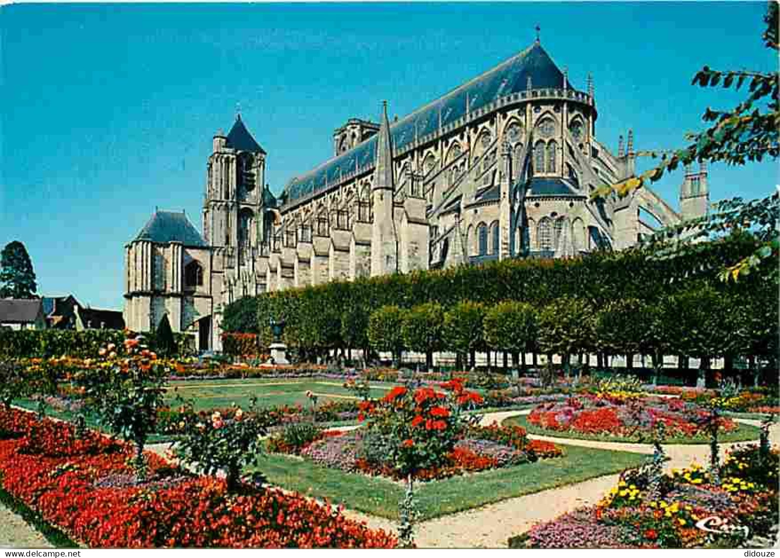 18 - Bourges - La Cathédrale Saint Etienne - Les Jardins De L'Evêché - Fleurs - Carte Neuve - CPM - Voir Scans Recto-Ver - Bourges