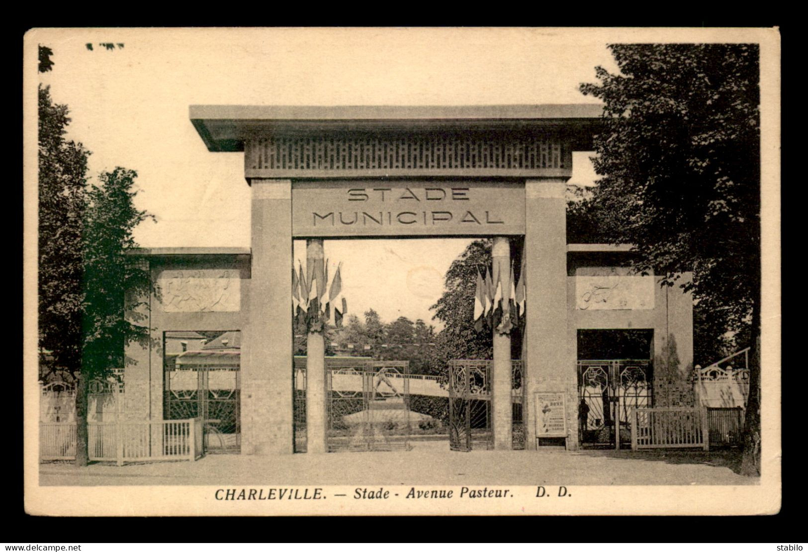 STADES - FOOTBALL - CHARLEVILLE (ARDENNES) - Stadiums