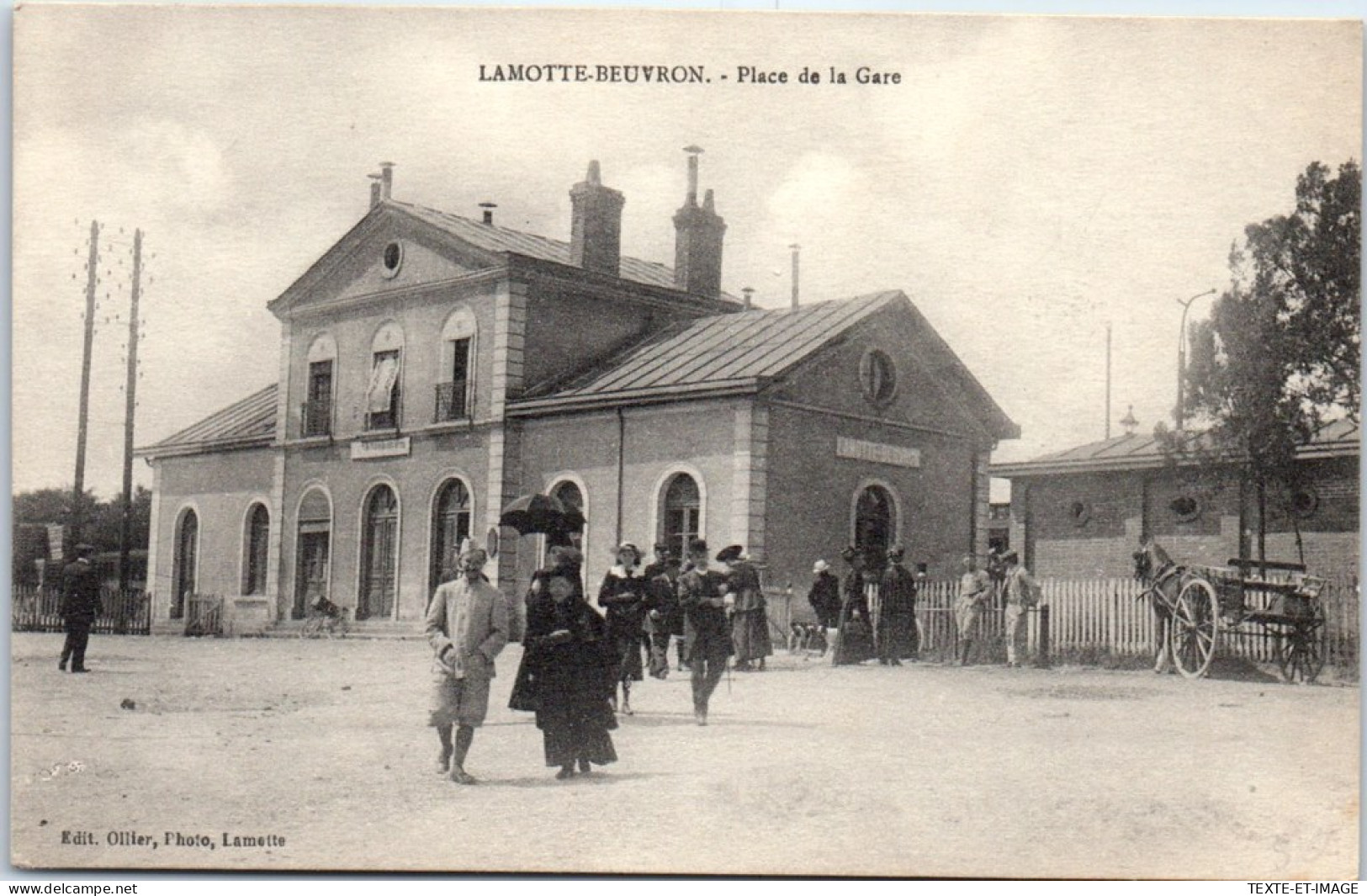 41 LA MOTTE BEUVRON - La Place De La Gare. - Lamotte Beuvron