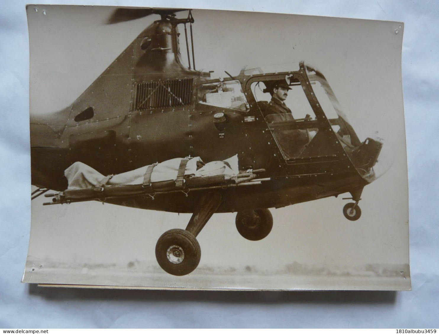 PHOTO ANCIENNE (13 X 18 Cm) : Scène Animée - HELICOPTERE AMBULANCE - RAF - Photo KEYSTONE - Aviation