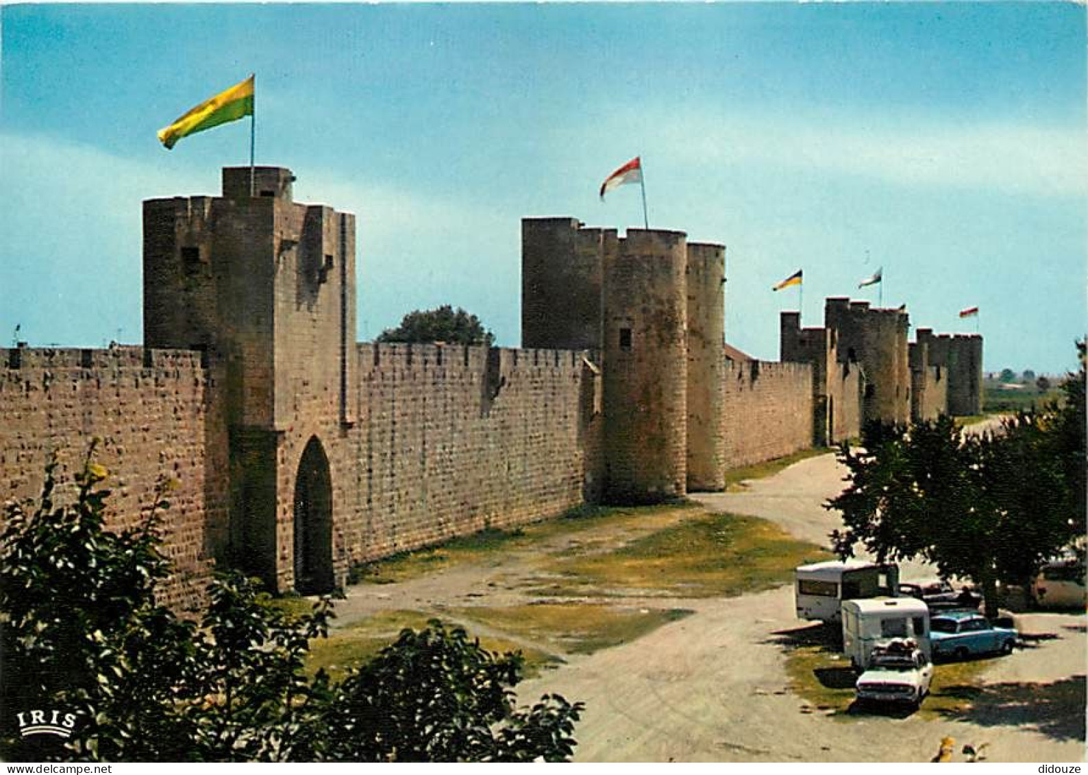 30 - Aigues Mortes - Les Remparts - Automobiles - Caravanes - Carte Neuve - CPM - Voir Scans Recto-Verso - Aigues-Mortes