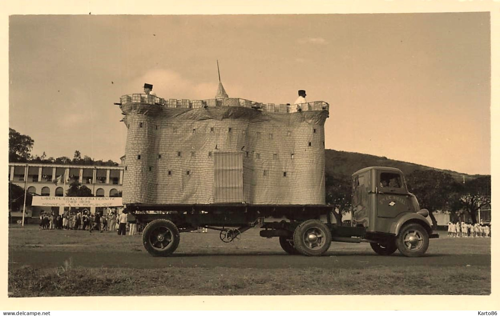 Nouméa , Nouvelle Calédonie * Cavalcade Fête Char Camion * Photo Ancienne Photographe Médard ( Cachet Au Dos )10.6x6.6cm - Nouvelle Calédonie