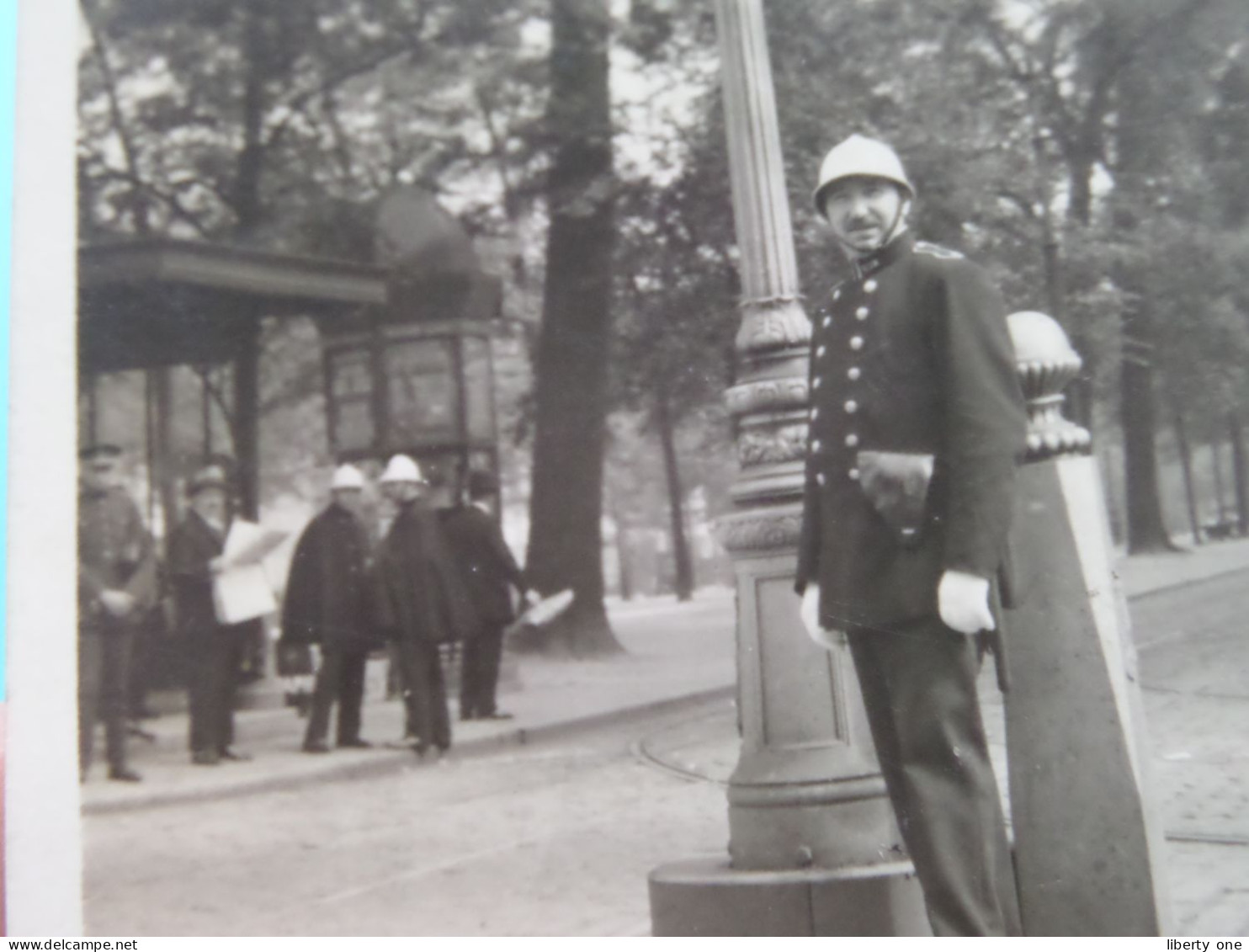 POLITIE ( Agent ) Op Kruispunt > Achtergrond TRAM > Anno 1922 > Formaat 12 X 7,5 Cm. ( Zie/voir SCANS ) ! - Places