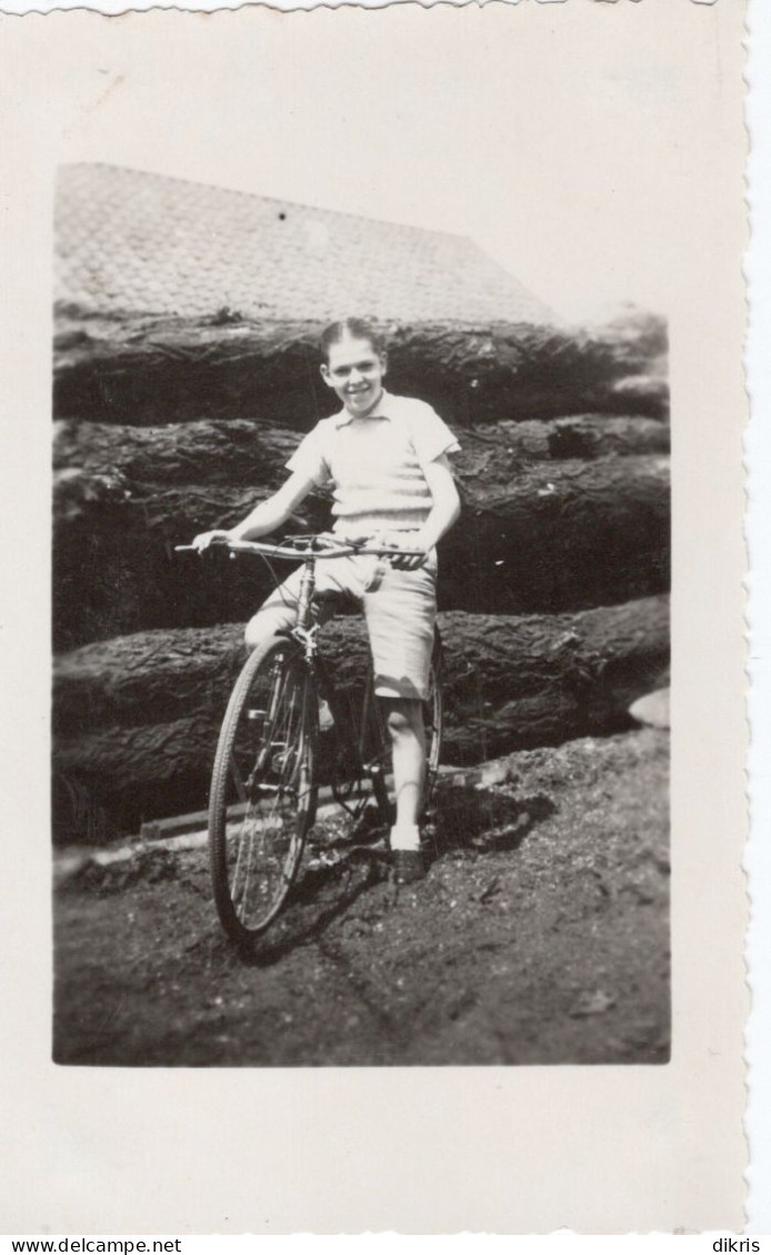 PHOTO-ORIGINALE- UN JEUNE GARCON SUR LE VÉLO - Wielrennen