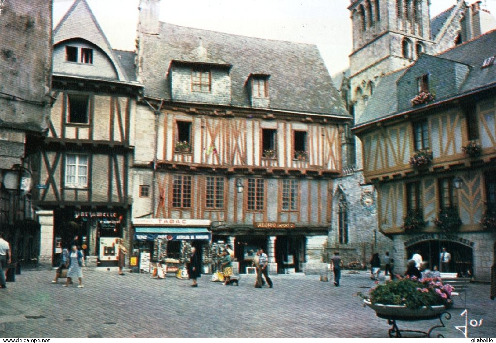 56 - Morbihan -  VANNES - La Place Henri IV ( Tabac / Cartes Postales ) - Vannes