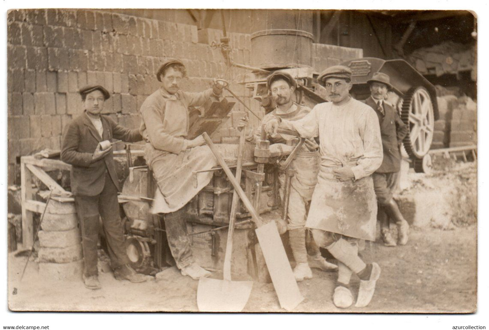 Intérieur D'une Briquetterie. Groupe D' Ouvriers. Carte Photo Non Située - Industrial