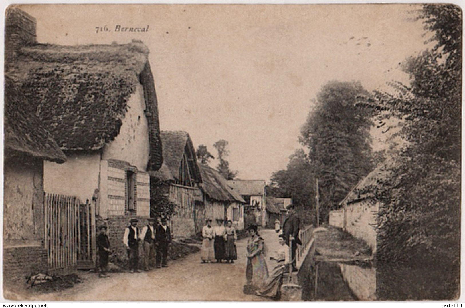 76 - B21636CPA - BERNEVAL SUR MER - Sans Legende - Une Rue, Chaumieres - Bon état - SEINE-MARITIME - Berneval