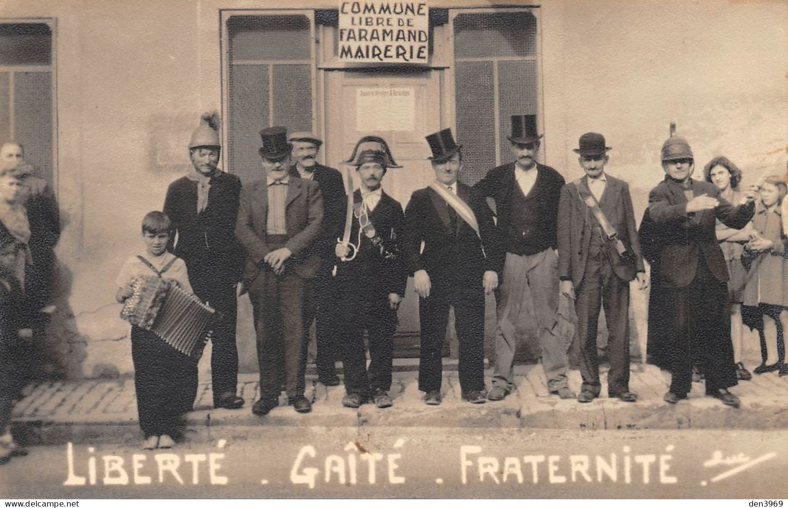 ARBOIS (Jura) - Commune Libre De Faramand - Mairerie "Liberté-Gaîté-Fraternité" - Accordéon -  Carte-Photo - Arbois