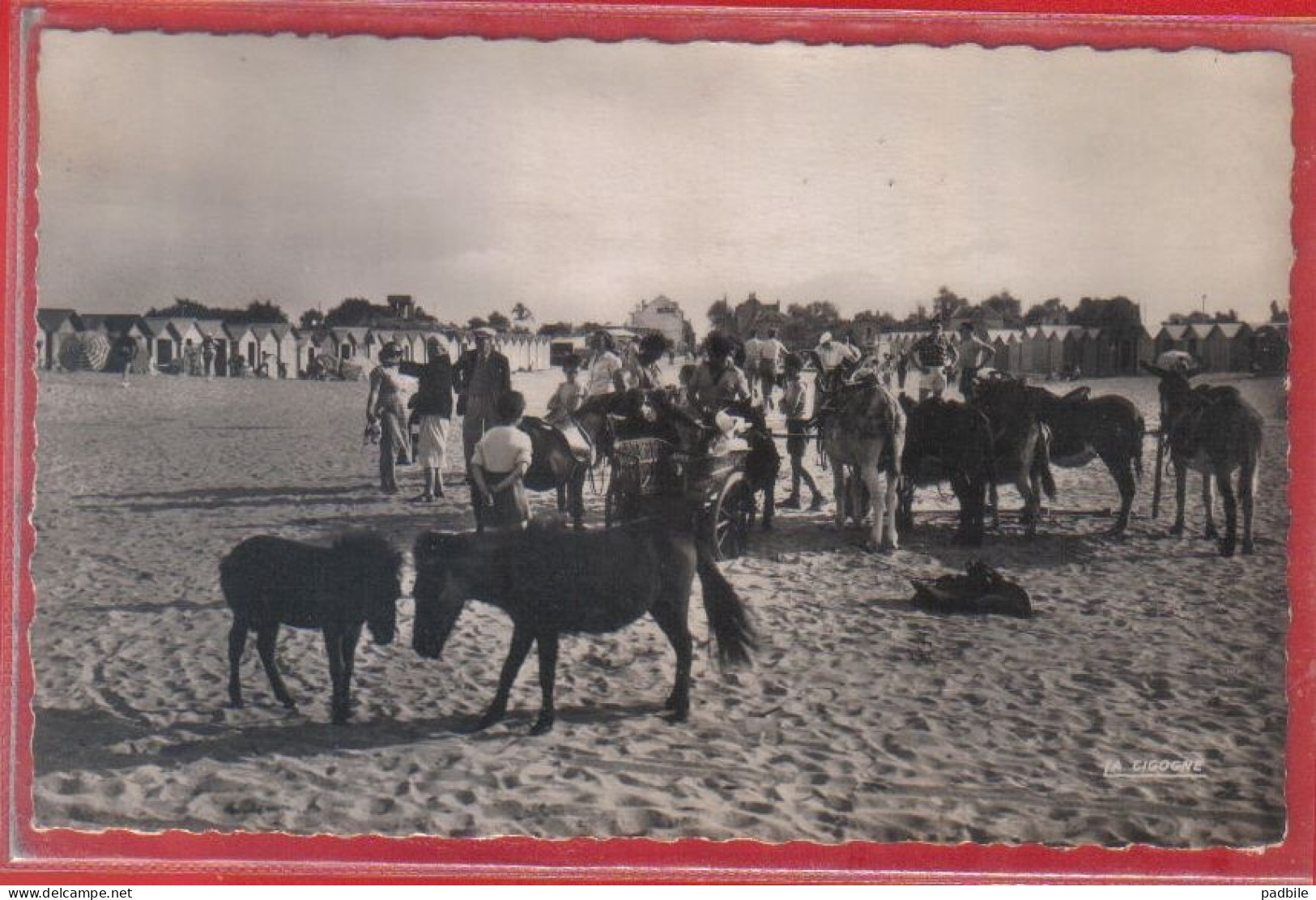 Carte Postale 14. Riva-Bella  Ouistreham  Promenade à Dos D'ânes Sur La Plage     Très Beau Plan - Ouistreham