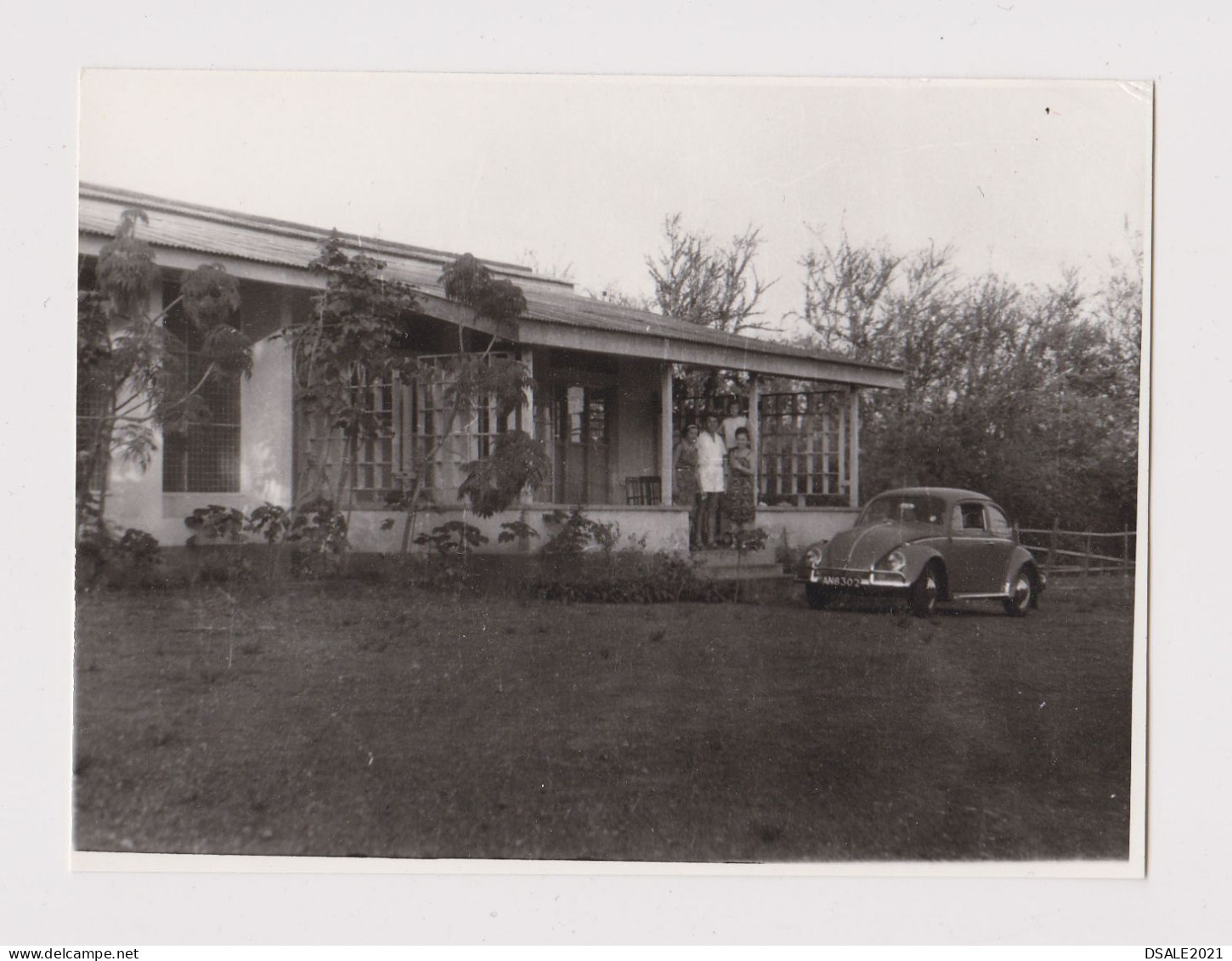 Old Volkswagen Beetle Car In Yard, Scene, Vintage Orig Photo 11.7x8.7cm. (38837) - Cars