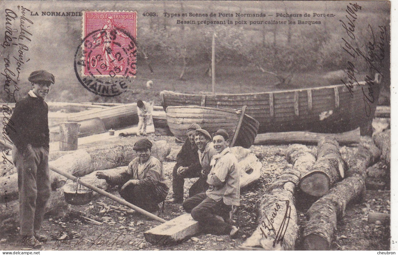 14. PORT EN BESSIN. CPA .PECHEURS DE PORT EN BESSIN PREPARANT LA POIX POUR CALFATER LES BARQUES. ANNEE 1905 + TEXTE - Port-en-Bessin-Huppain