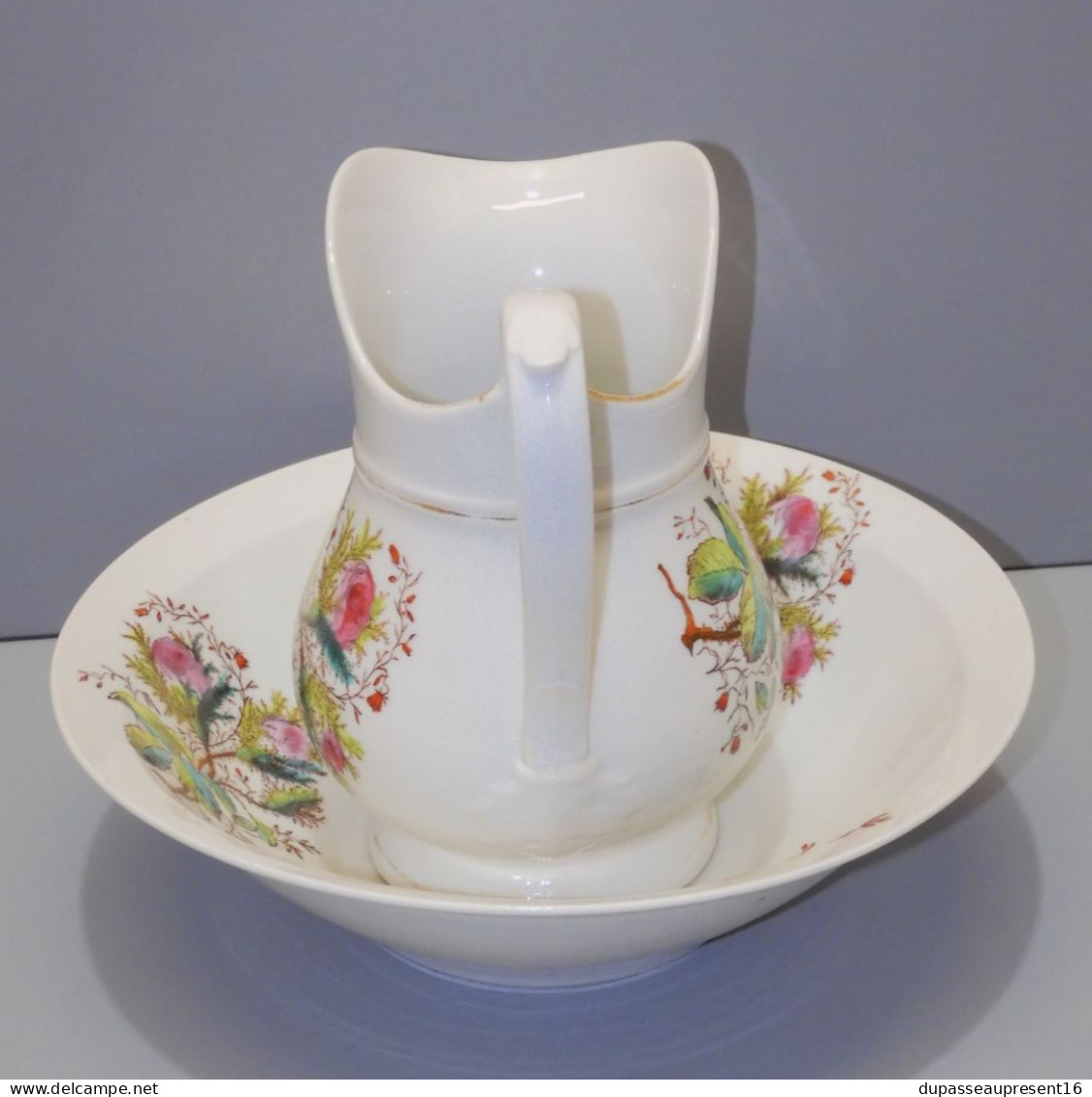 - JOLI SERVICE DE TOILETTE PORCELAINE LOUIS PHILIPPE BROC & CUVETTE FLEURIS    E - Autres & Non Classés