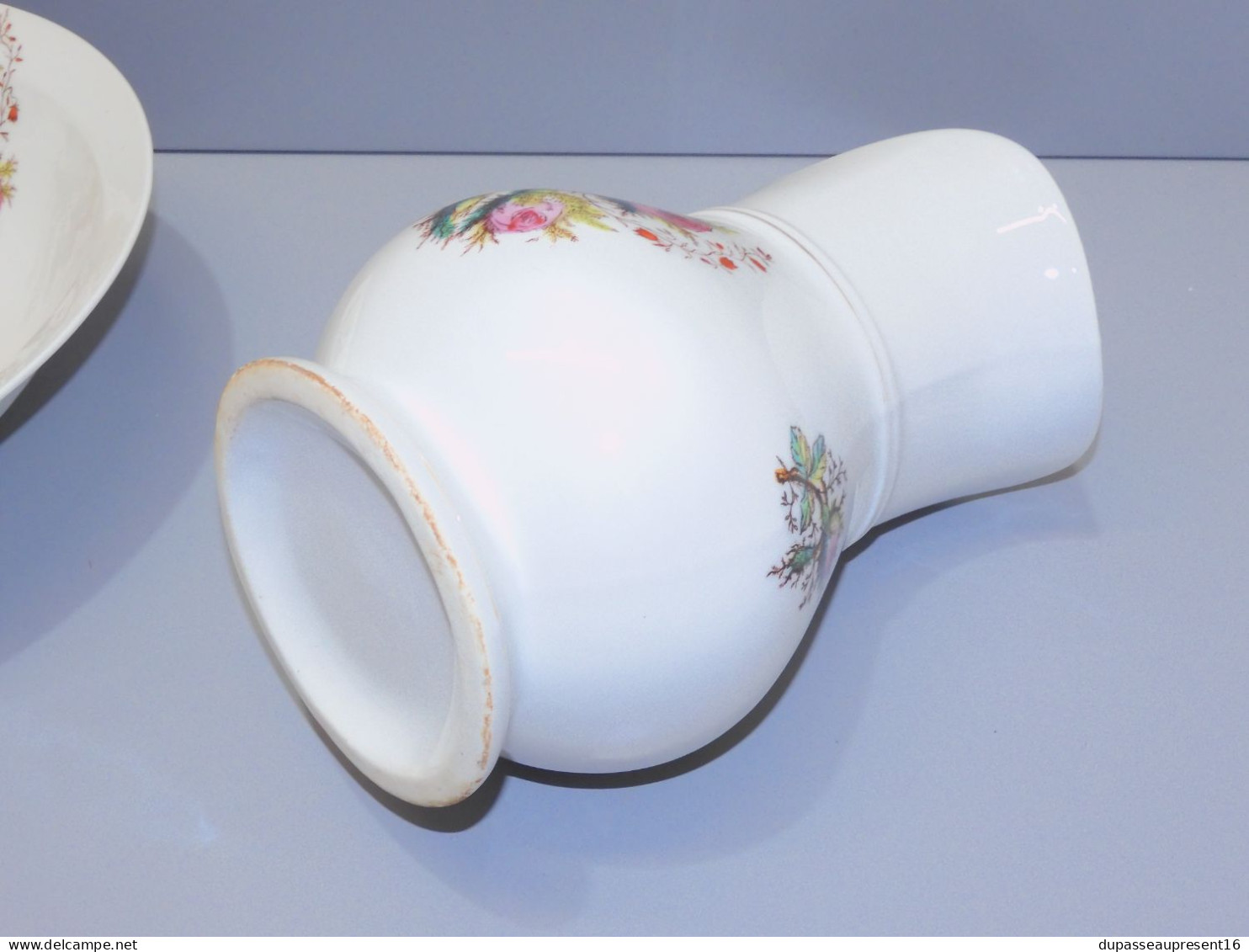 - JOLI SERVICE DE TOILETTE PORCELAINE LOUIS PHILIPPE BROC & CUVETTE FLEURIS    E