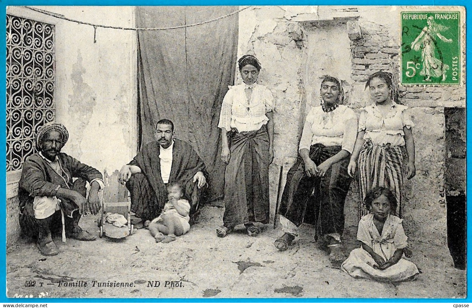 CPA Tunisie - FAMILLE TUNISIENNE ° ND Phot 592 T - Tunisie