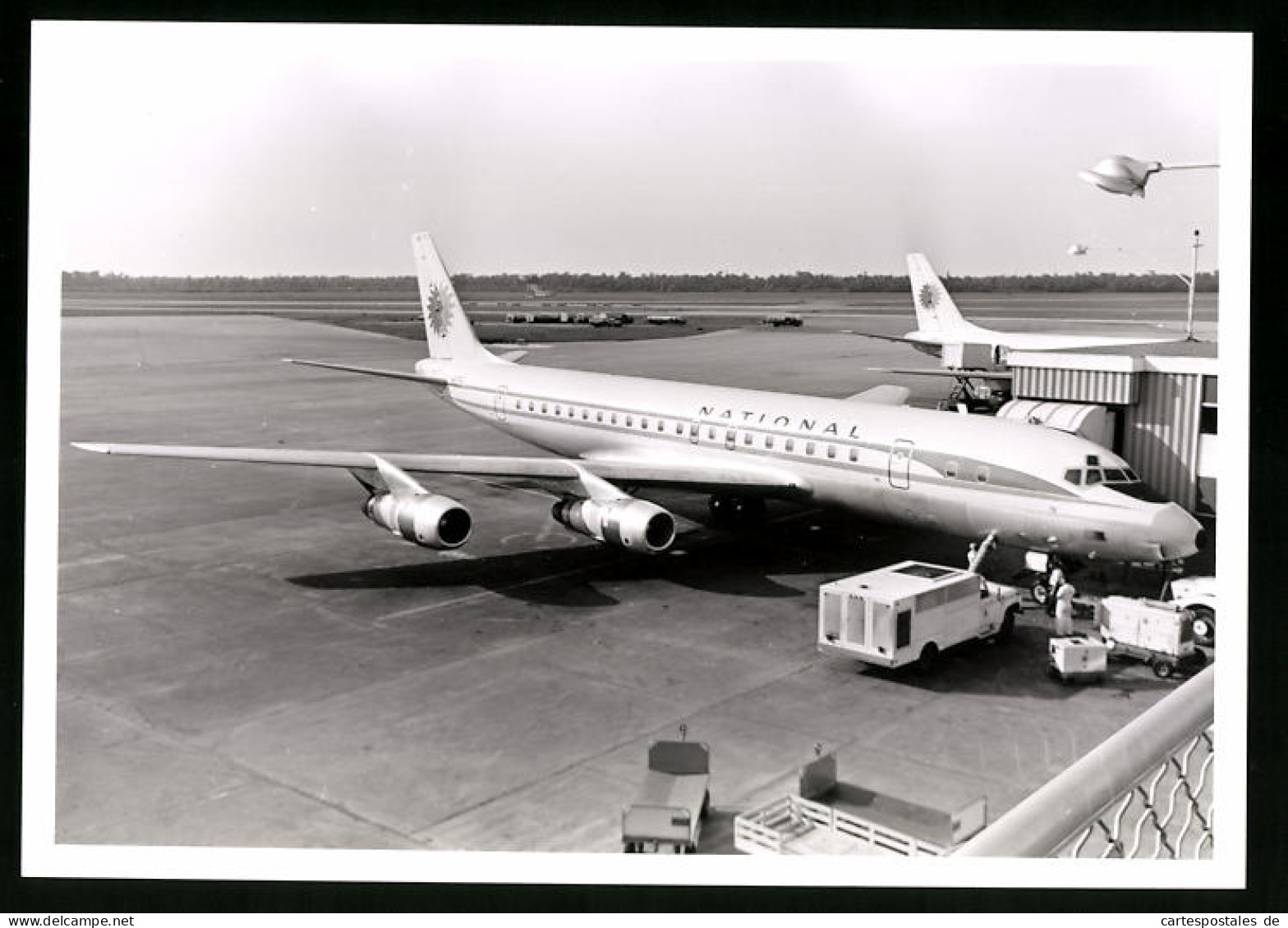 Fotografie Flugzeug Douglas DC-8, Passagierflugzeug National Air  - Aviation