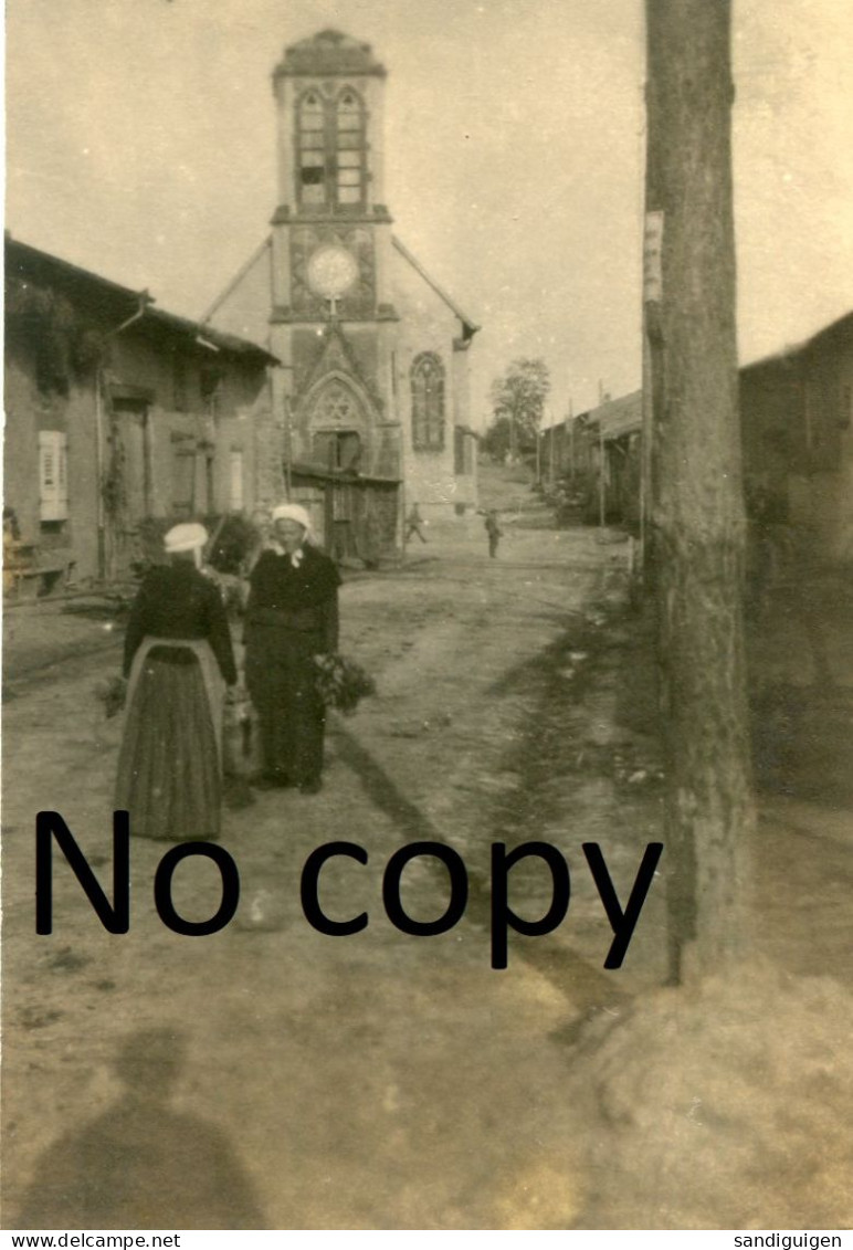 PHOTO ALLEMANDE - FEMMES DEVANT L'EGLISE DE BEZANGE LA PETITE PRES DE LEY - OMMERAY MOSELLE - GUERRE 1914 1918 - Krieg, Militär