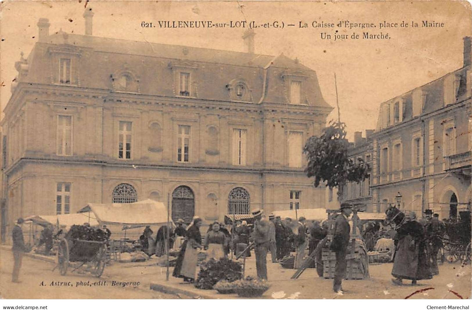 VILLENEUVE SUR LOT - La Caisse D'Epargne - Place De La Mairie - Un Jour De Marché - état - Villeneuve Sur Lot