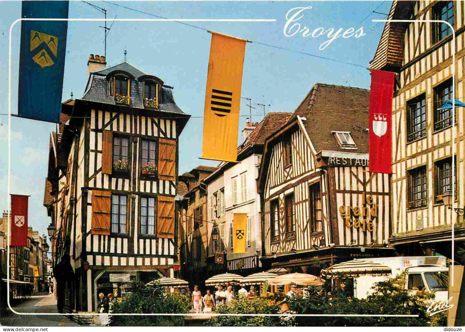 10 - Troyes - Vieilles Maisons Champenoises Place Du Maréchal Foch - Blasons - CPM - Voir Scans Recto-Verso - Troyes