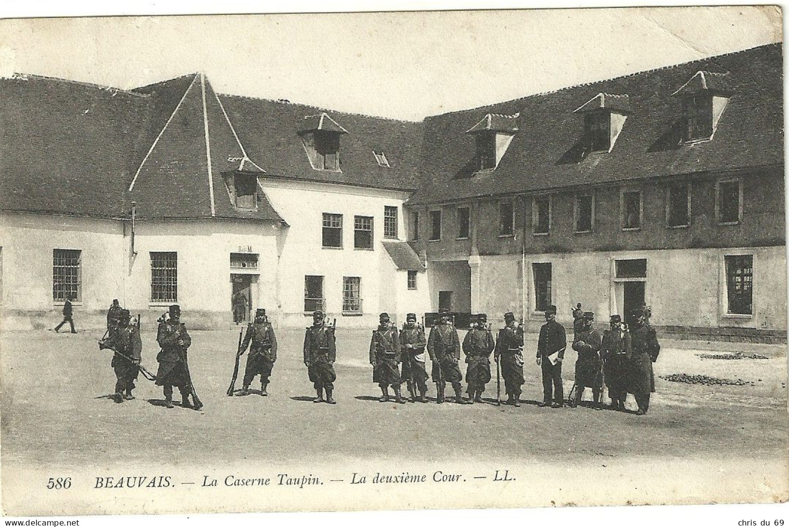 Beauvais La Caserne Taupin La Deuxieme Cour - Beauvais