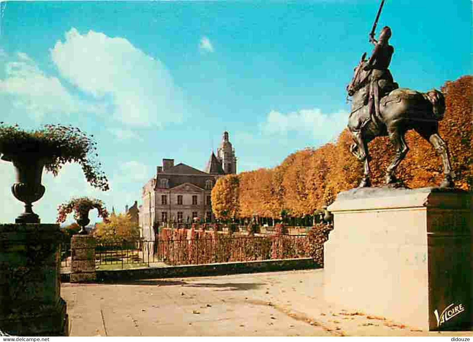 41 - Blois - Les Jardins De L'évêché - L'hôtel De Ville Et Le Clocher De La Cathédrale Saint-Louis - Au Premier Plan La  - Blois
