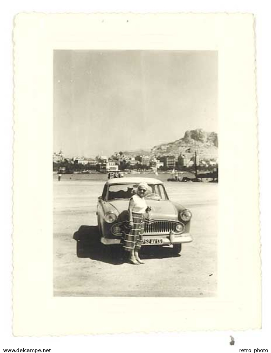 Photo Automobile Femme Devant Simca Vedette , Port ( Cassis ?) - Automobili