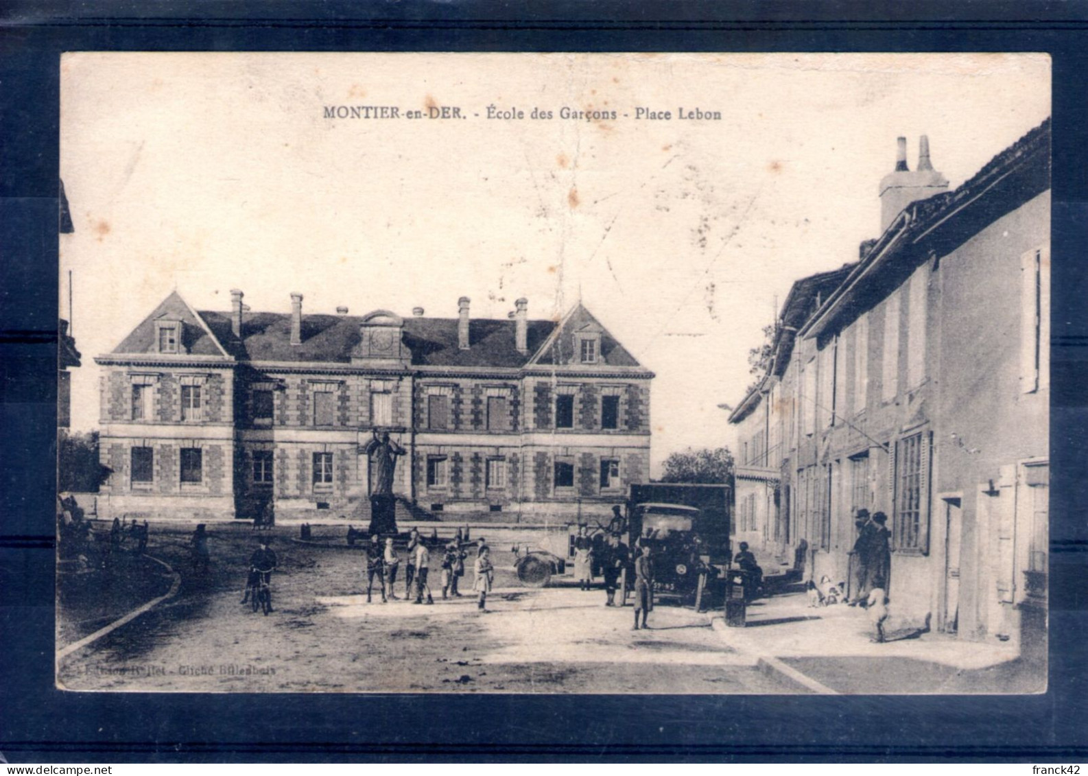 52. Montier En Der. école De Garçons; Place Lebon. Pliure Centrale - Montier-en-Der